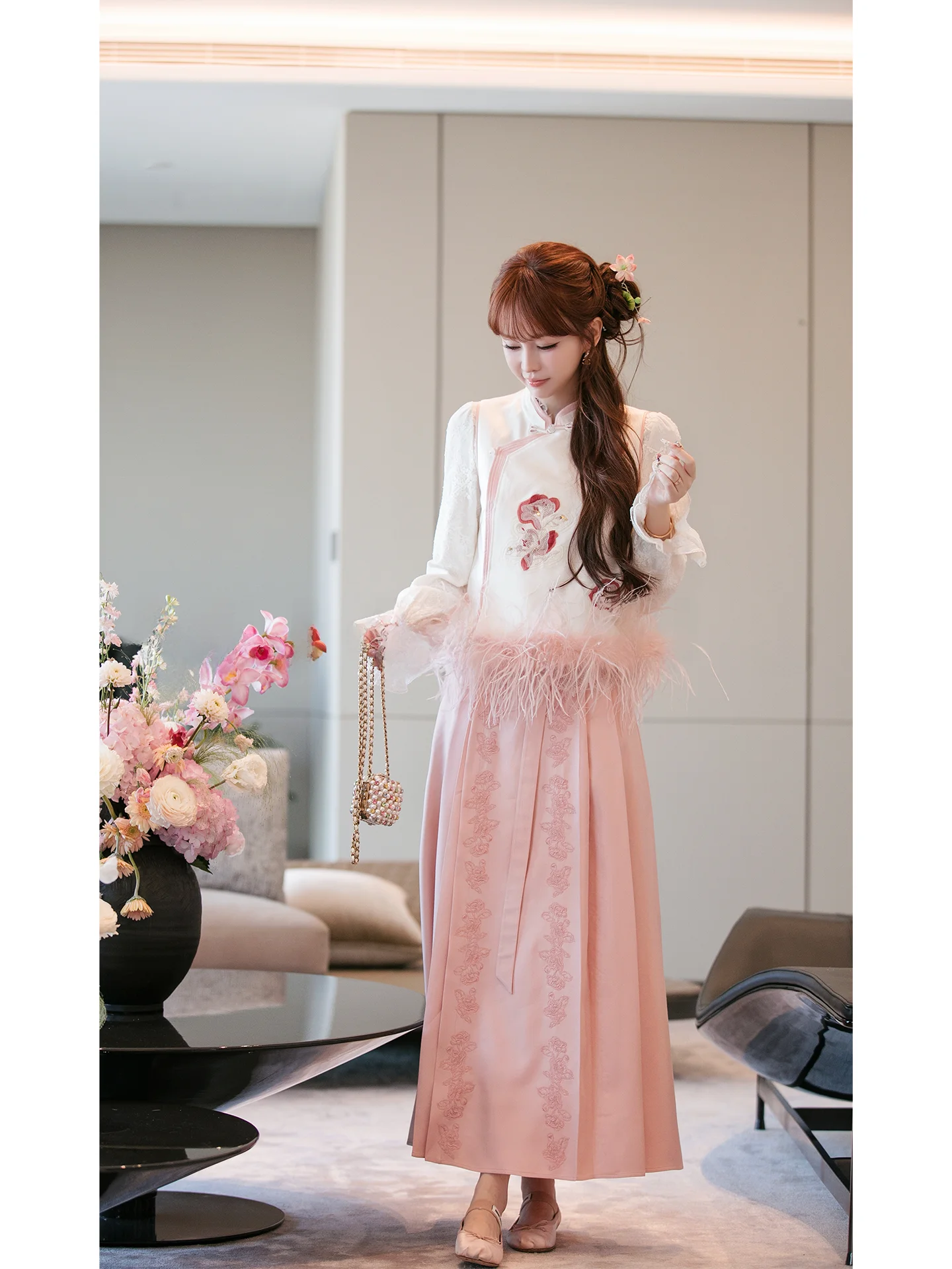 

Новый китайский комплект из двух предметов: кружевная блузка и юбка с эффектом роскоши, в комплекте с жилетом, женская модная весенняя коллекция