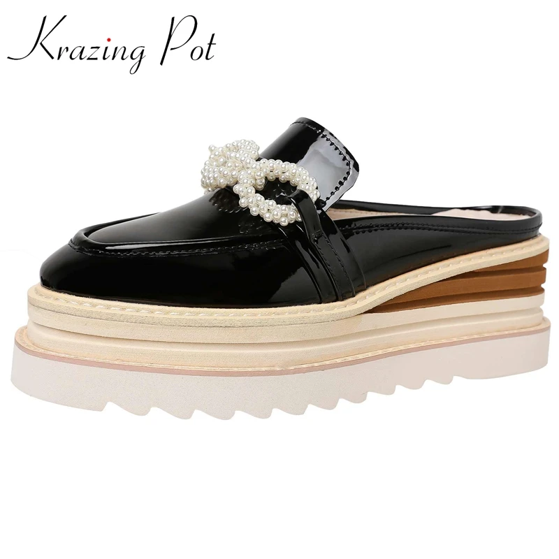 

Krazing Pot Cow Leather Round Toe Wedges Thick Bottom Platform Pearl Decoration Mules Deep Mouth Cozy Women Outside Slippers