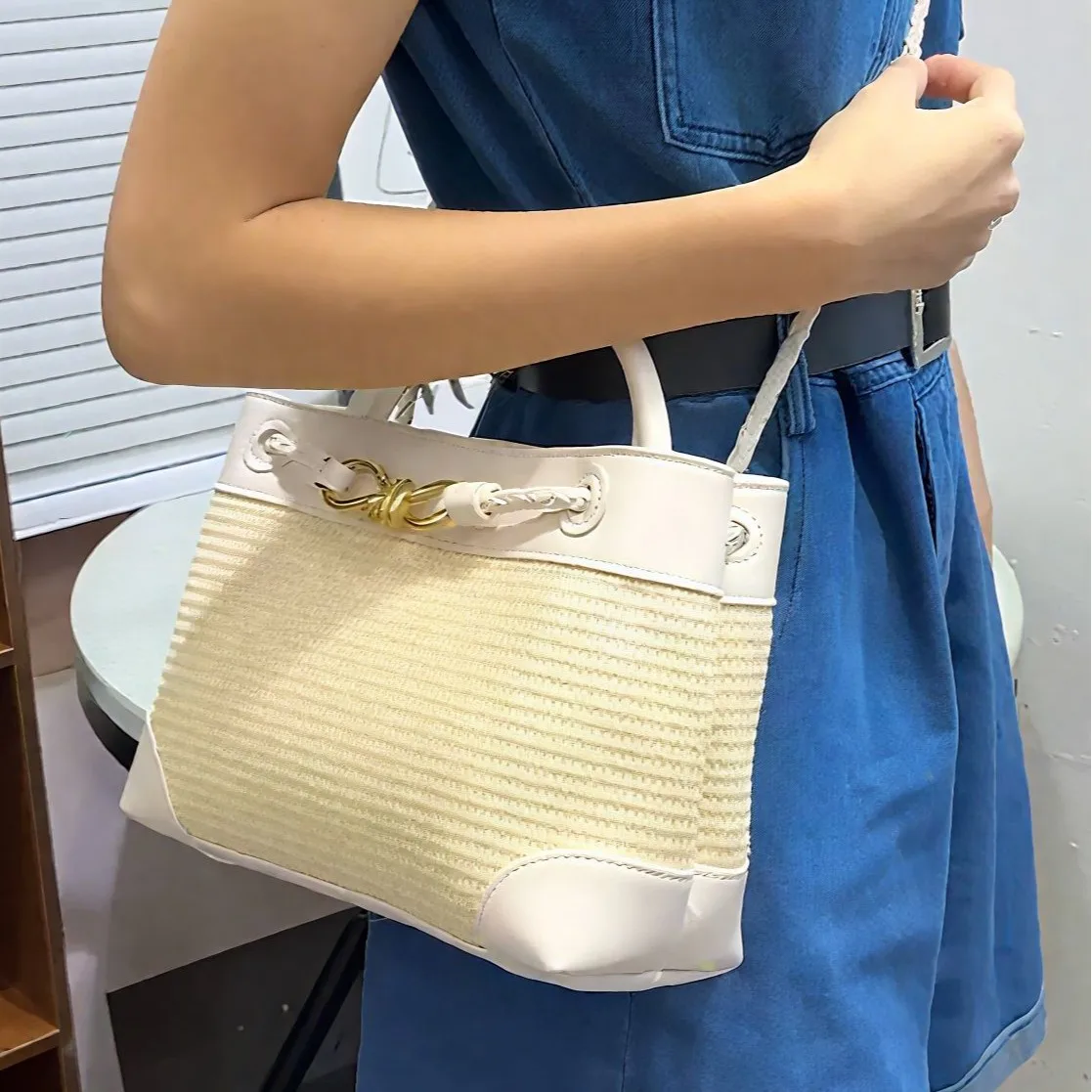 

2026 New Women's Rainbow Straw Bag Crossbody Bag Summer Casual Woven Bag Beach Lazy Wind Portable Crossbody Bag