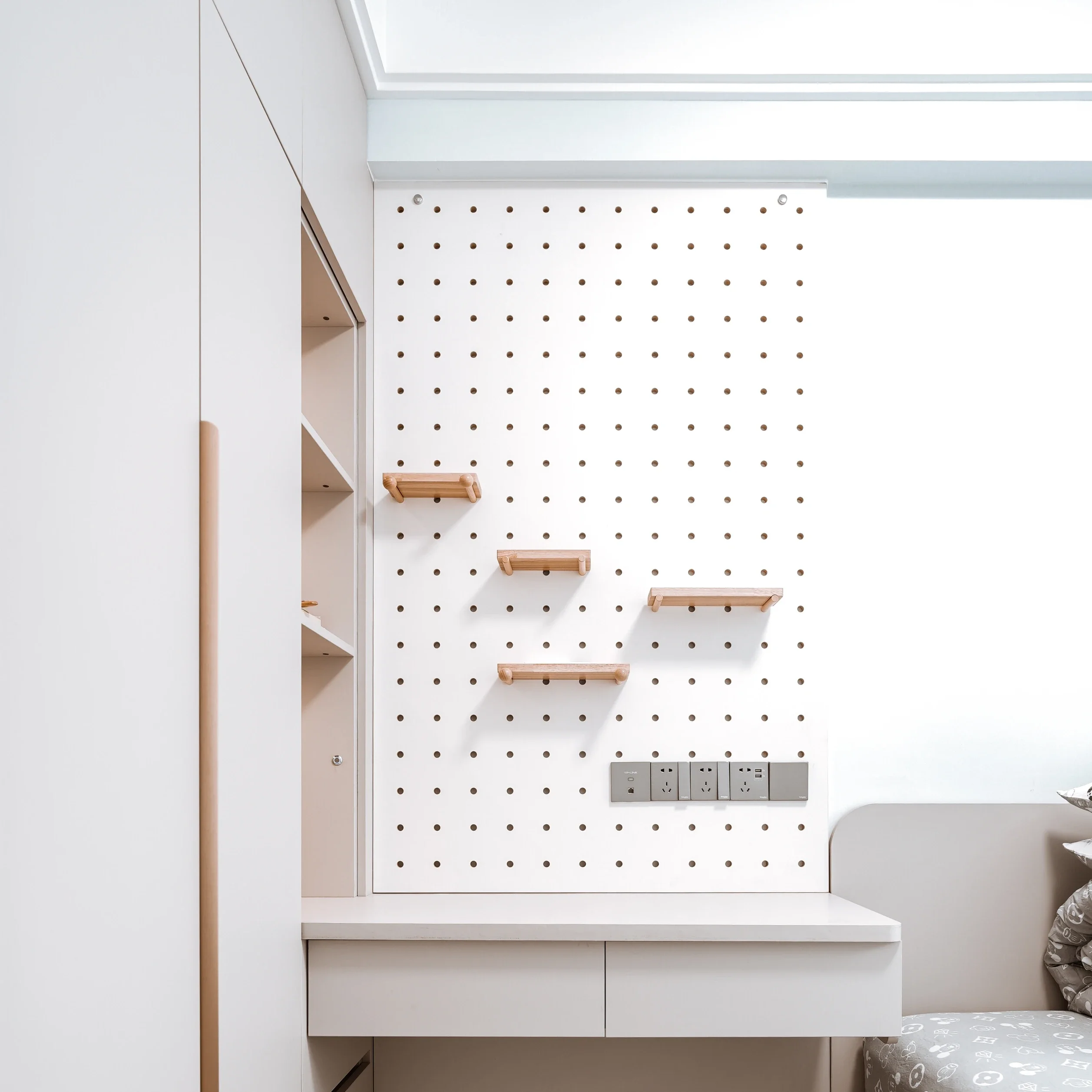 

Wooden Pegboard Dish Rack Kit Pegboard Hole Board for Wall Organizer Tools Crafts Organization Ornaments Display 0
