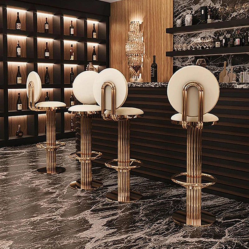 브러시드 골드 마감의 고급 금속 바 스툴, 가죽 안장과 안정적인 지지대, 가족 식사에 적합