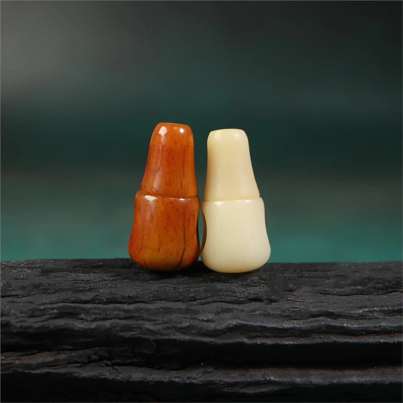 

Tibetan-style cow beads with three-way connector and polished old bone material Buddha
