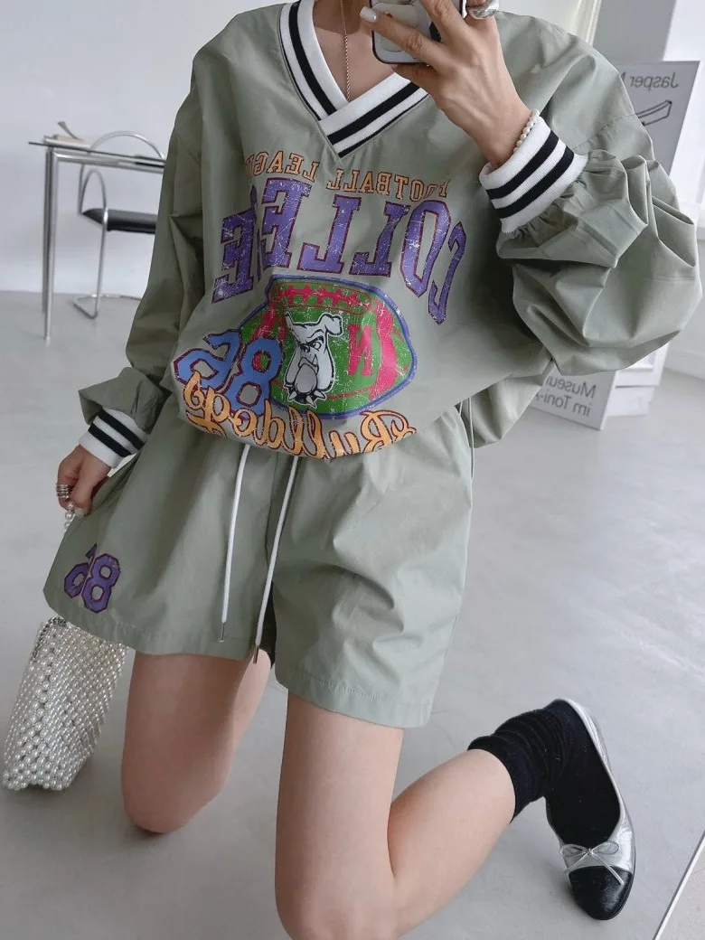 سترة رياضية أنيقة بأكمام طويلة مع طباعة حروف كرتونية ورباط، وشورت واسع الساق للنساء، أزياء خريفية مضادة للشيخوخة بأسلوب الشارع