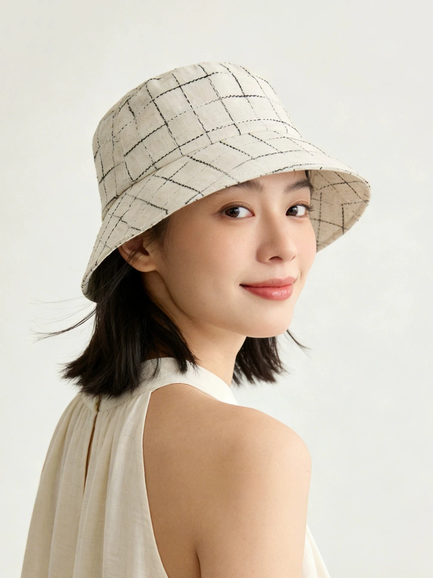 chapeau-de-peche-elegant-lvurt-edition-collaborative-respirant-et-leger-style-parfum-printanier-pour-femme