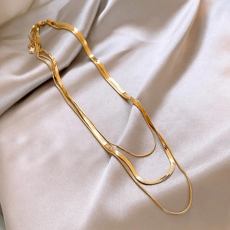 Edelstahl-Halskette in Goldfarbe mit mehrschichtiger Schlangenkette, nicht ausbleichender Schmuck für Frauen, sexy Schlüsselbeinkette-Accessoire – Detail 9