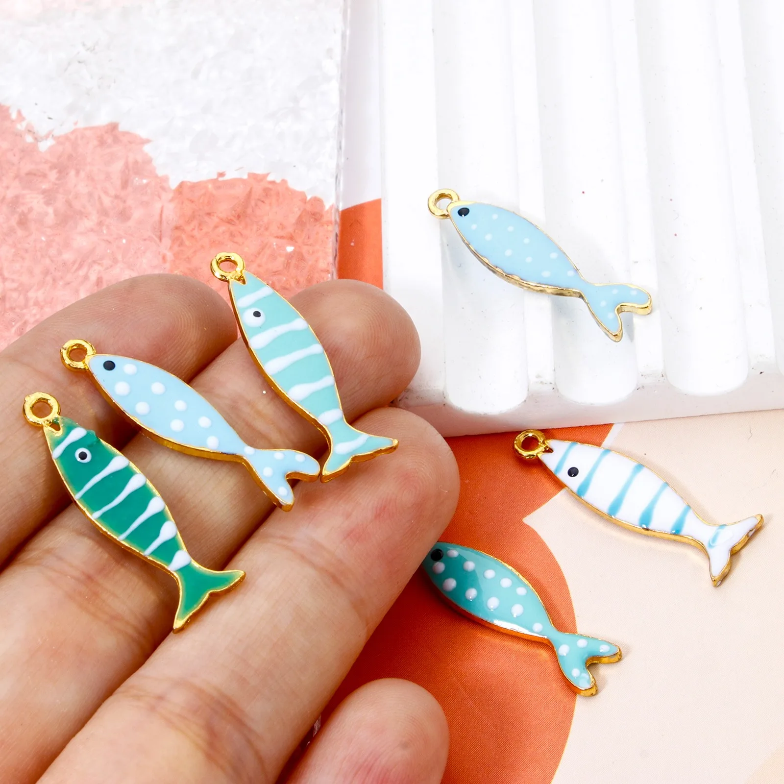 5 Stück Fisch, blau, grün, emaillierte Pailletten, Charms, Zinklegierung, Tieranhänger, DIY-Halskette, Ohrringe für Frauen, Schmuckzubehör – Detail 3