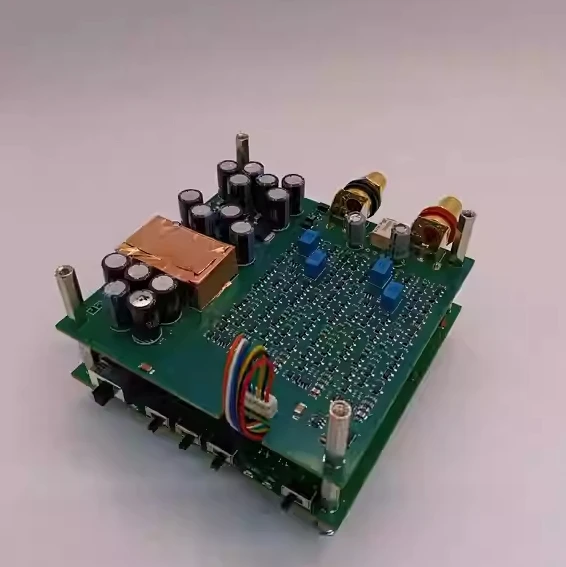 Разработан с декодирующим сердечником ES9039Q2M, стандартным и коаксиальным входом, выходом RCA