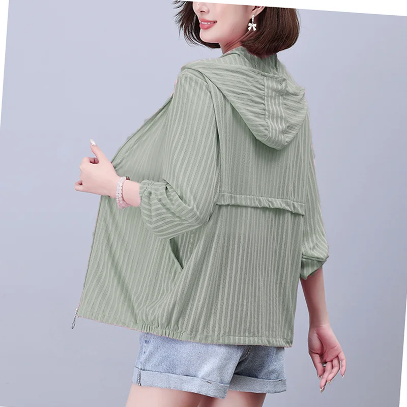 Plus Größe Sonnenschutz Kleidung Sommer Lose Mode Lässig Joker Atmungsaktive Stretch Gestreiften Mutter Mit Kapuze Mantel Frau