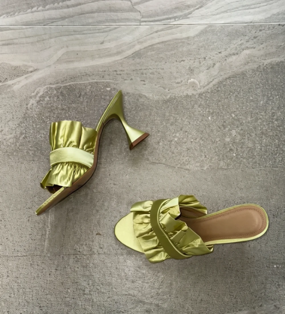 

Элегантные атласные мюли с открытым носком на каблуке-блоке, с оборками и рюшами, без задника, в романтическом стиле, для вечера