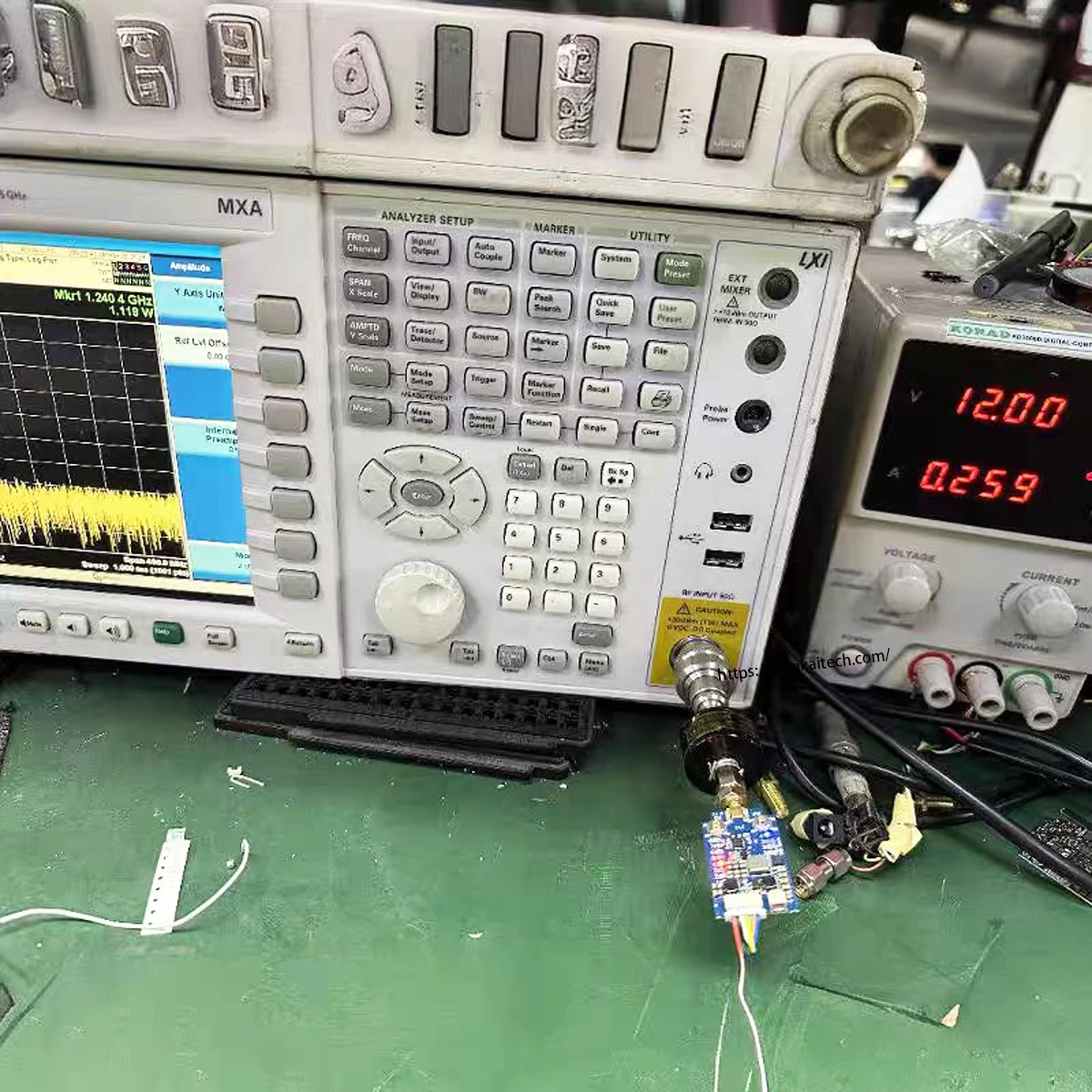 1,2 G 1,3 GHz 1 W 8CH VTX Videosender PAL/NTSC Unterstützung 2-6S 25 mW/200 mW/1000 mW VTX mit Y-förmigen Antenne für FPV-Drohnenrennen