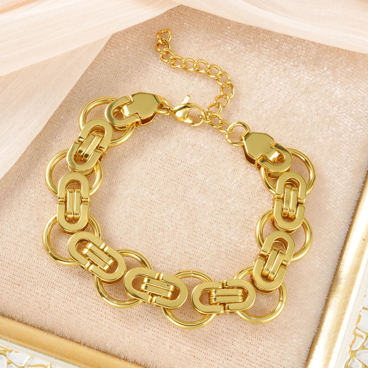 Women Minimalist Interlocking Chain Bracelet Vintage Link Bracelet Modern Timeless Jewelry Accessory for Office Daily Work Wear