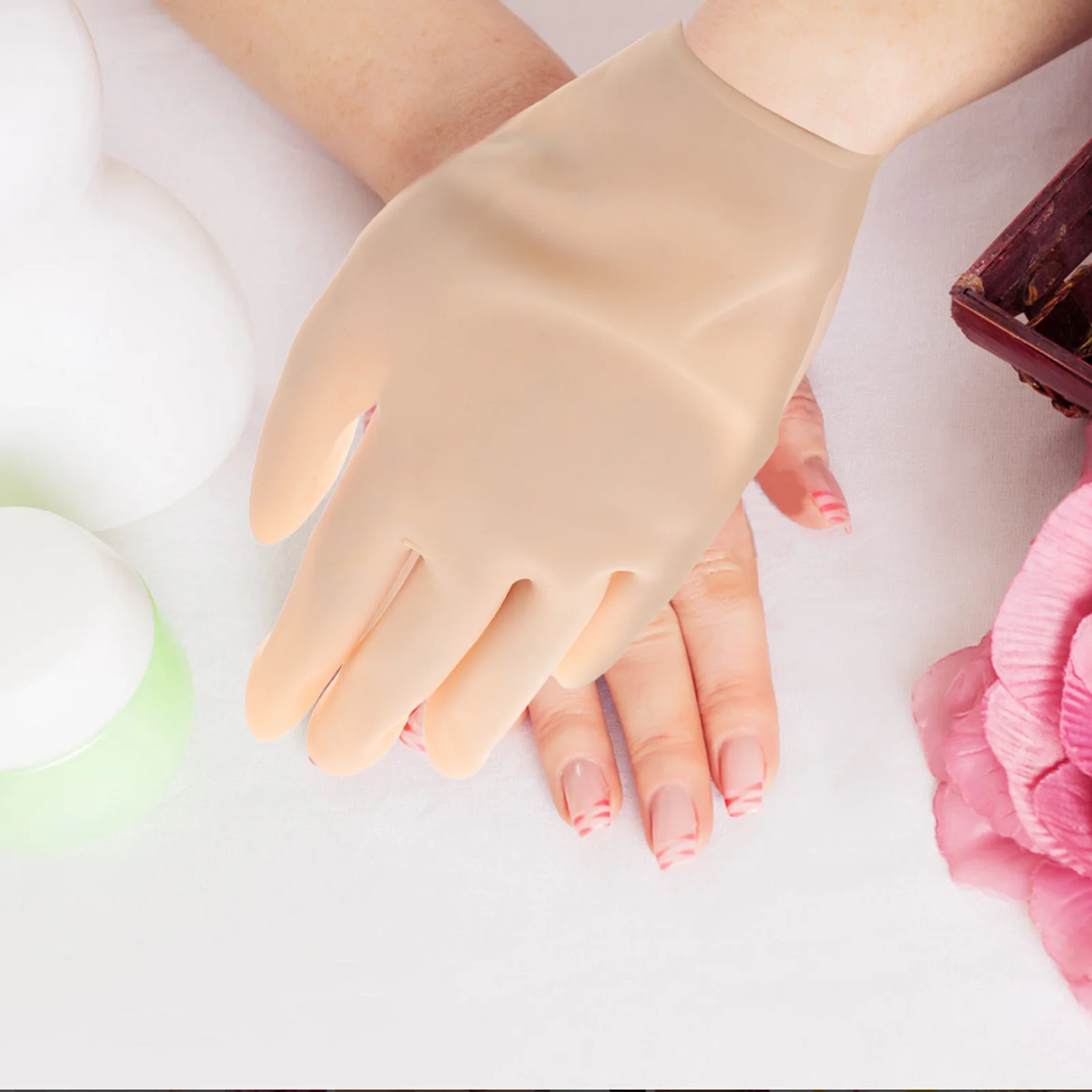 

Moisturizing Gloves and Silicone Spa Socks Set Soften Repair Dry Cracked Hands Feet Overnight Treatment Exfoliating Foot Mask