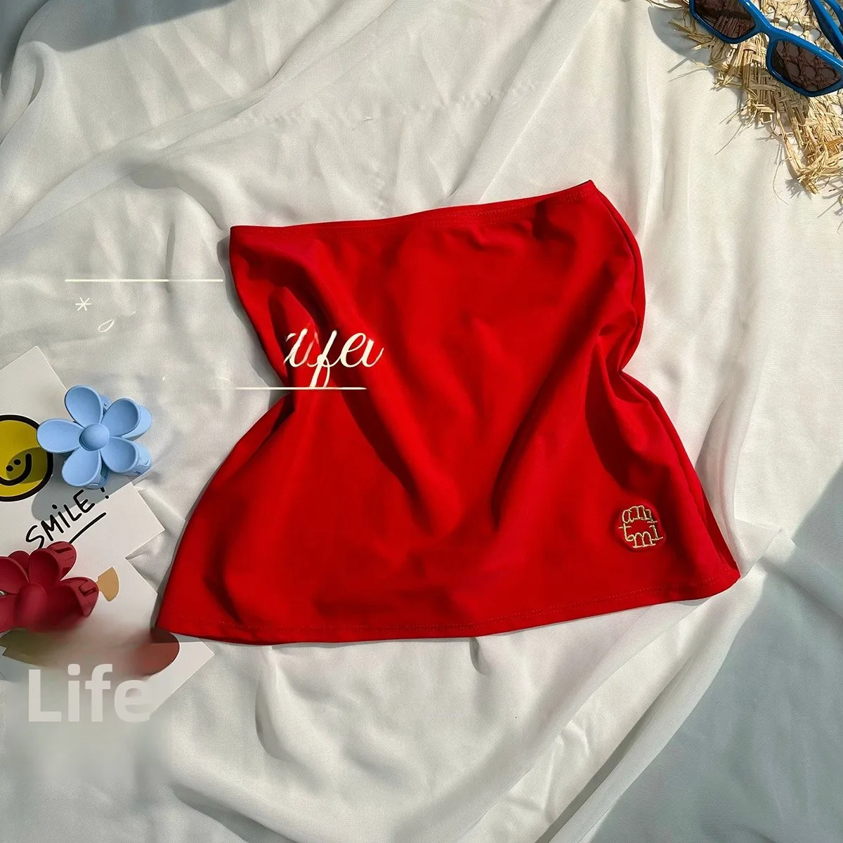 ملابس سباحة نسائية قطعة واحدة بتصميم مثلث مع تنورة حمراء مطرزة، نحيفة ودافئة، بأسلوب طالباتي لإحساس العطلات الصيفية