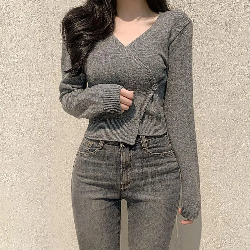 

Korean style niche V-neck slim fit single button design spicy girl short top women's autumn long sleeved knitted cardigan