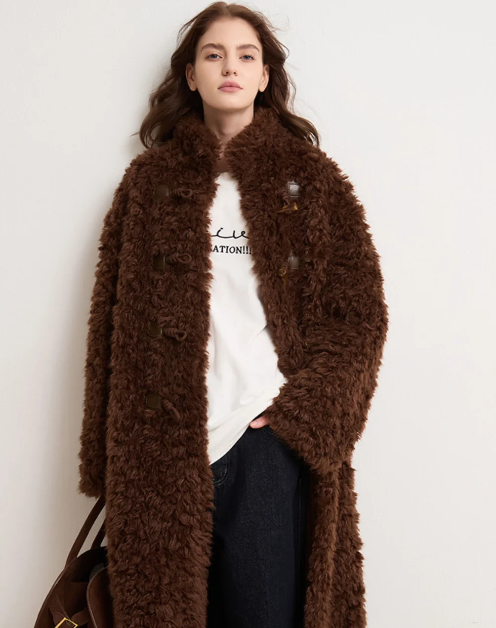 เสื้อโค้ทขนแกะสำหรับผู้หญิงที่ชอบสไตล์สบายๆ พร้อมกระดุมรูปทรงเขา ขนนุ่มฟู หนาและอบอุ่น เหมาะสำหรับฤดูใบไม้ร่วงและฤดูหนาว