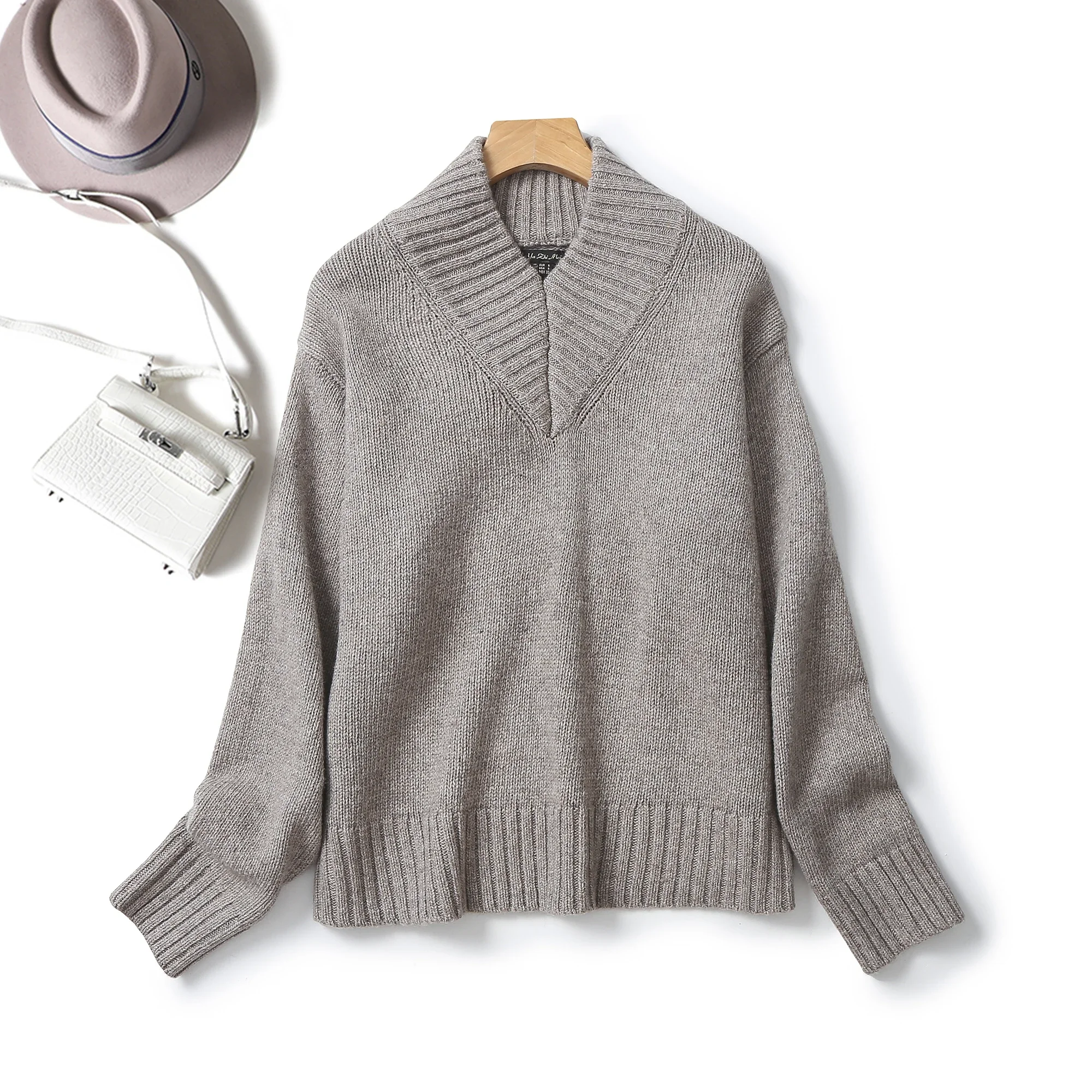 

Ethereal MD 2023 autumn new style of French simple commuter style wool blend high V-neck sweater