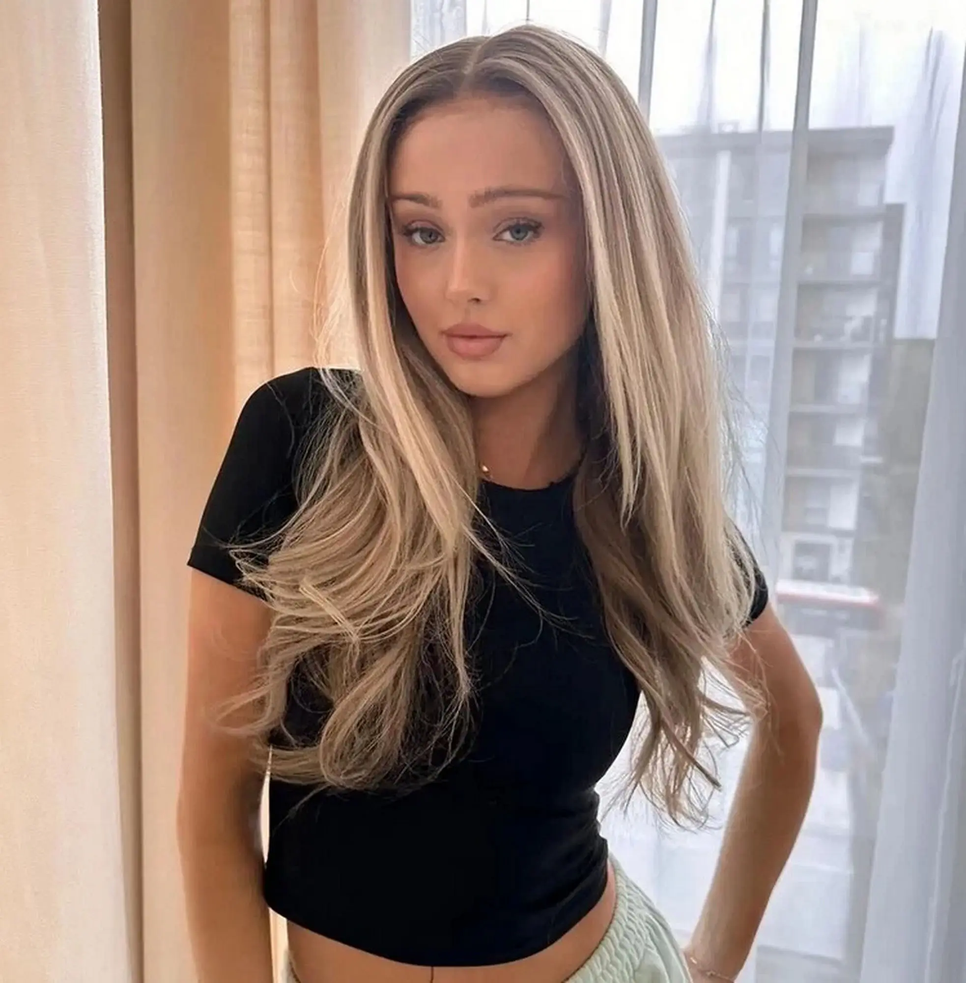 Beautiful Natural Wave Long Length Single Wig Woman Ombre Light Blonde Streaks Realistic Look Pre Plucked Hairline Synthetic Wig