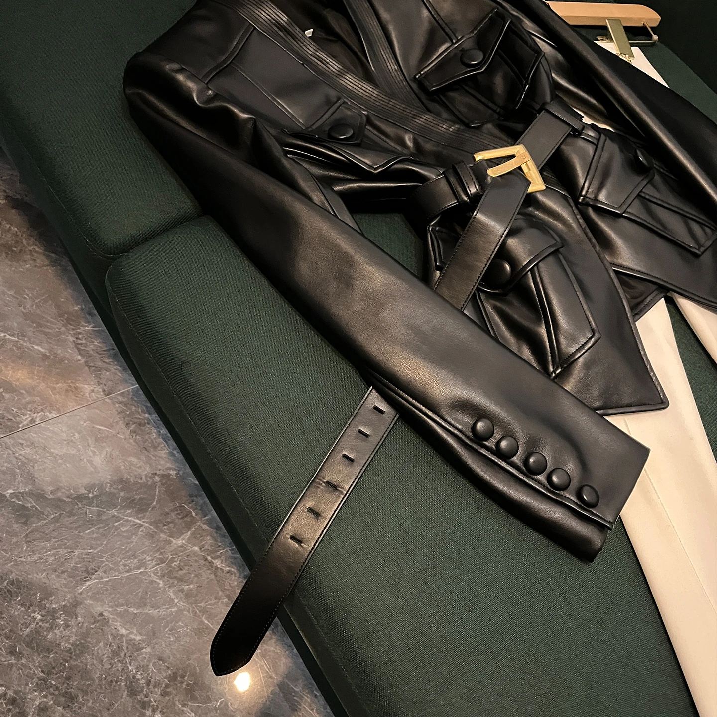 Cappotto Jaet in pelle slim fit con cintura Faionable Inizio inverno Nuovo Sle PU Pelle lunga Sve Colletto di lunghezza regolare AK25