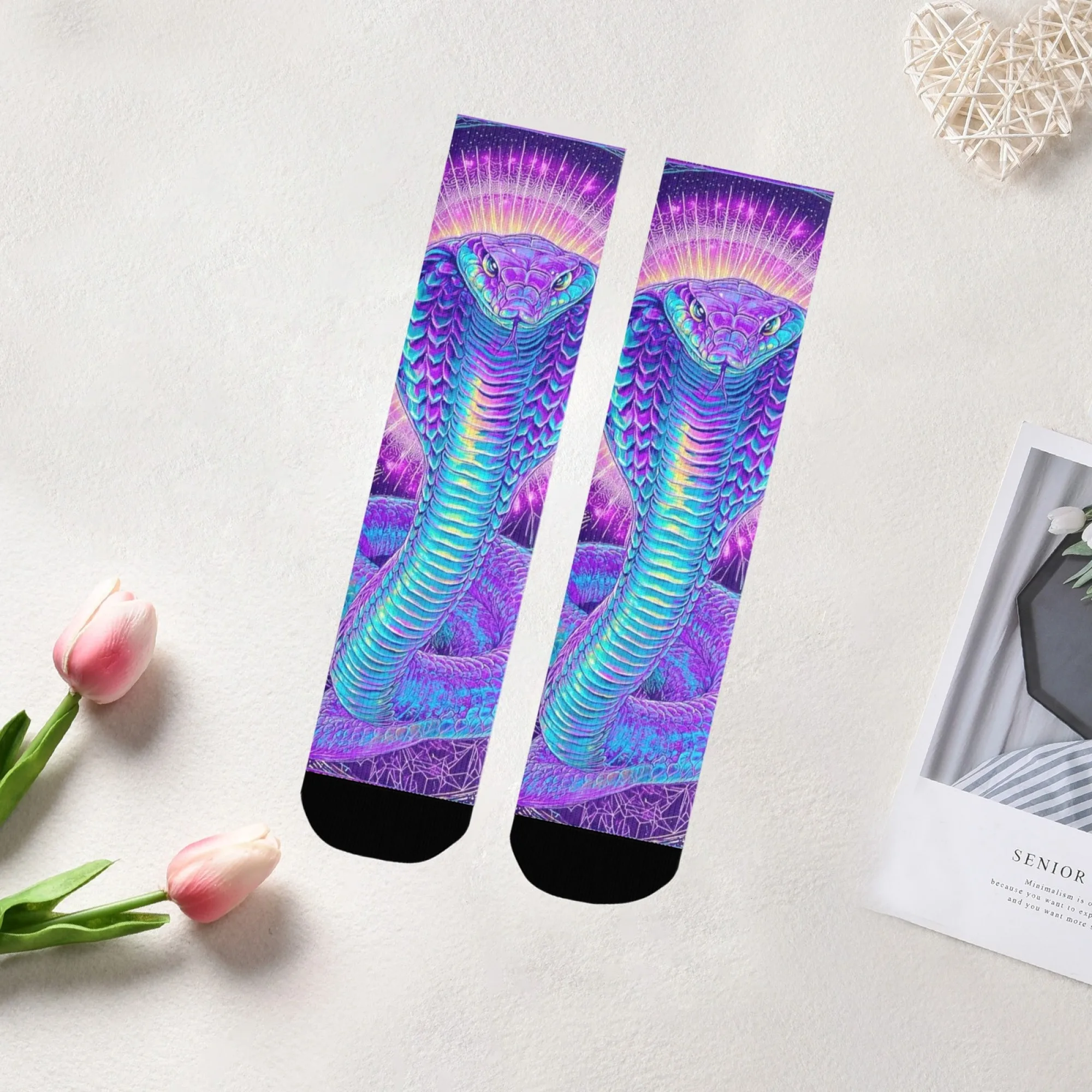 Lebendige Crew-Socken, Neon-Cobra- und Sternenmuster, dynamisch, violett-blaue Töne, atmungsaktiv, ideal, energisch, künstlerisch, Party-Look-Geschenk