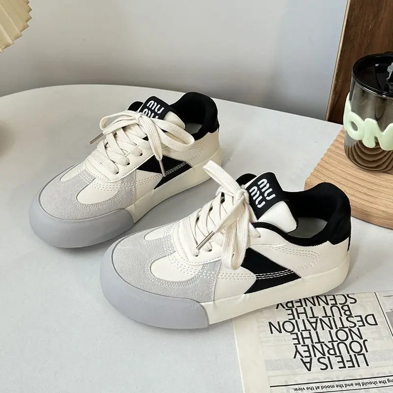 أحذية نسائية سميكة القاع دي شين برأس مستدير على طراز هونج كونج وصلت حديثًا أحذية بيضاء مسطحة كاجوال مريحة منخفضة الأعلى #1