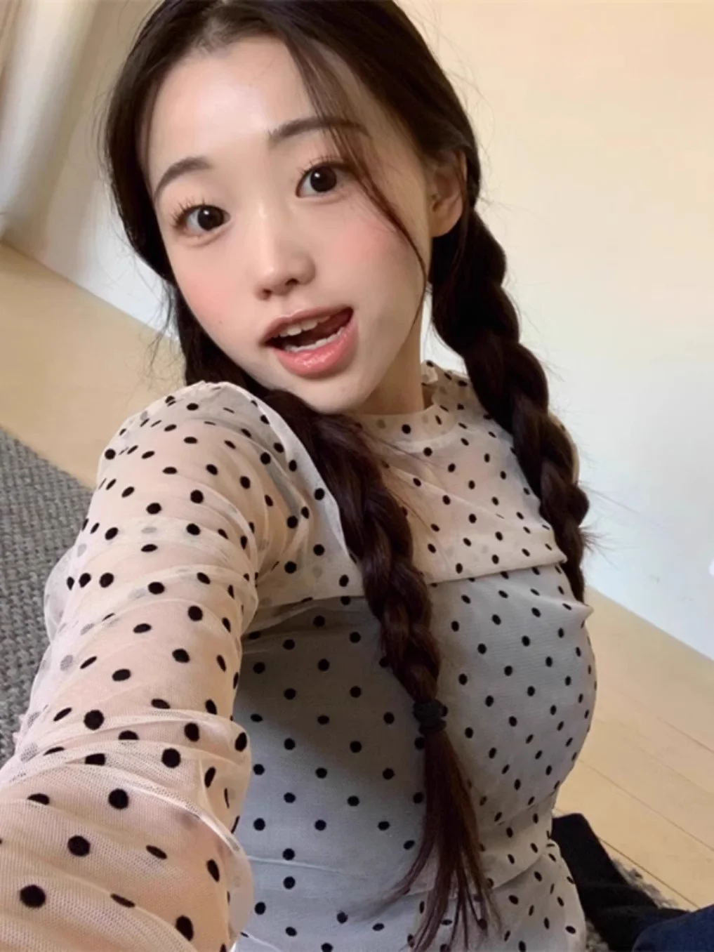 เสื้อยืดทรงเข้ารูป คอกลม ลายจุดวินเทจ สำหรับผู้หญิง สวมใส่แบบเลเยอร์ น้ำหนักเบา แขนยาว เหมาะสำหรับใส่ไปทำงาน ความยาวปกติ