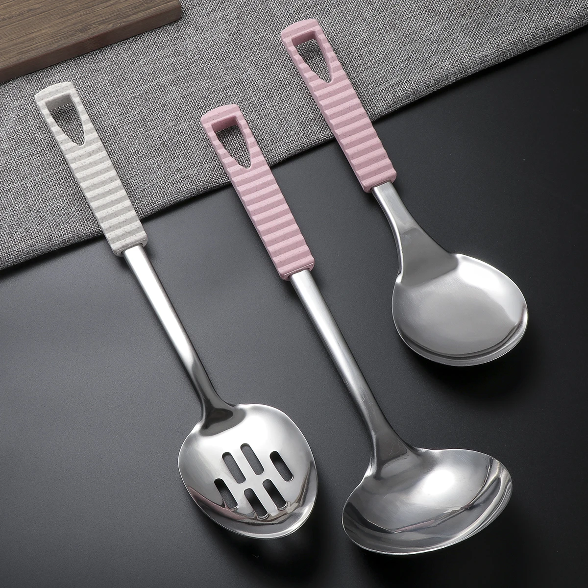

Stainless Steel Kitchen Utensils Ergonomic Handle Soup Spoon Home Restaurant Safe Turner Hanging Hole Elegant Design