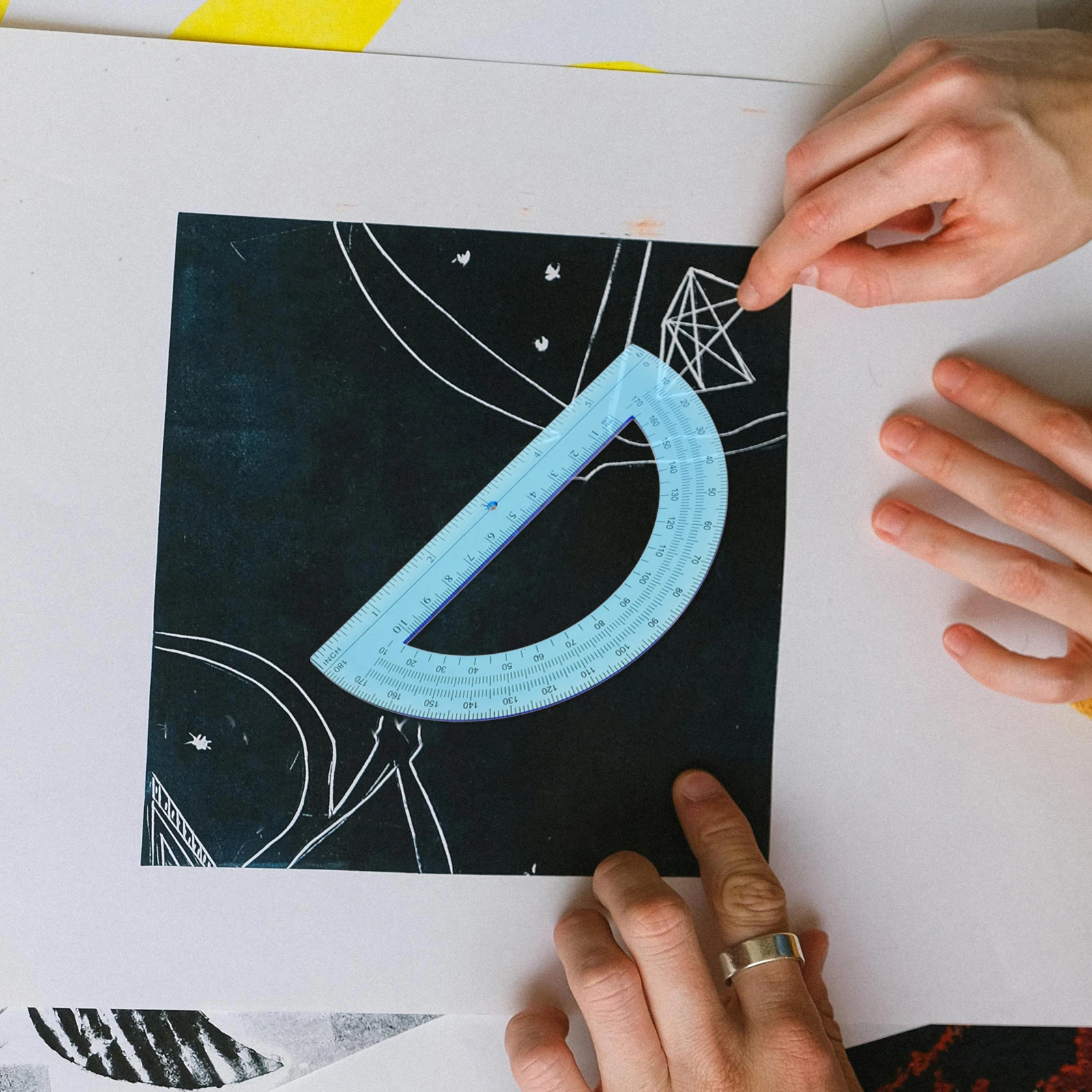 12 قطعة منقلات الرياضيات نصف دائرية من البلاستيك 180 درجة منقلة شفافة للطلاب اللوازم المدرسية زاوية الهندسة