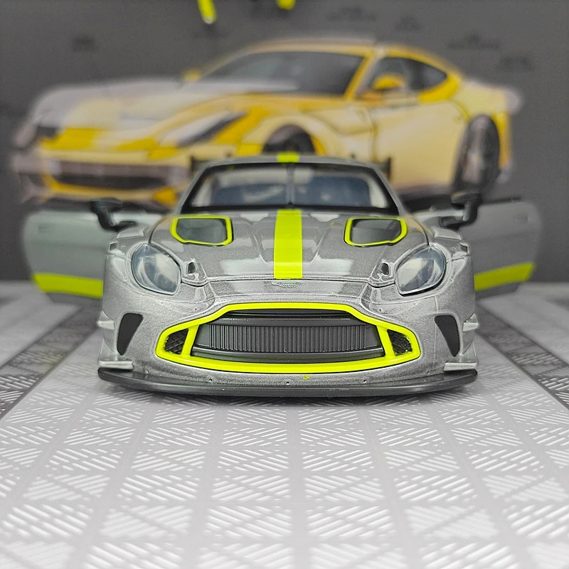 

Модель автомобиля Aston Martin Vantage GT3 из сплава, масштаб 1:22, с открывающимися дверями, звуковыми и световыми эффектами, с функцией управления рулем.