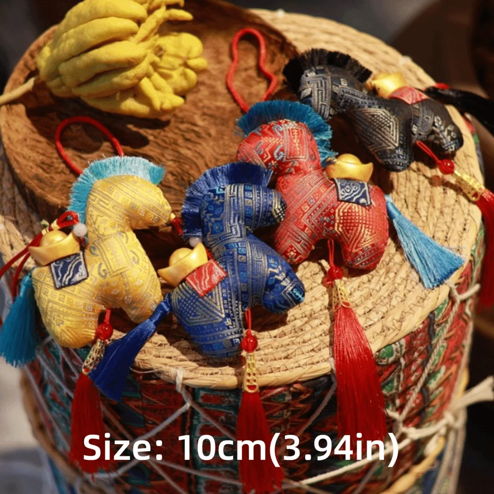 ตุ๊กตาม้าขนนุ่มน่ารัก ตุ๊กตาสัตว์ปีมะโรง ของตกแต่งแขวน ตุ๊กตาโพนี่พวงกุญแจ 10 ซม. ของประดับกระเป๋าแบบนุ่ม