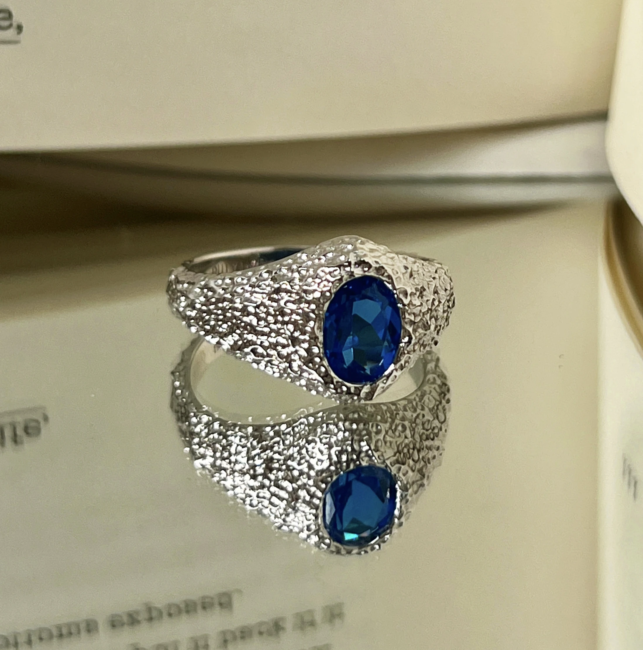 

Серебро S925, покрытие из 18-каратного золота, культивированный сапфир с молотковой текстурой, кольцо в винтажном стиле.