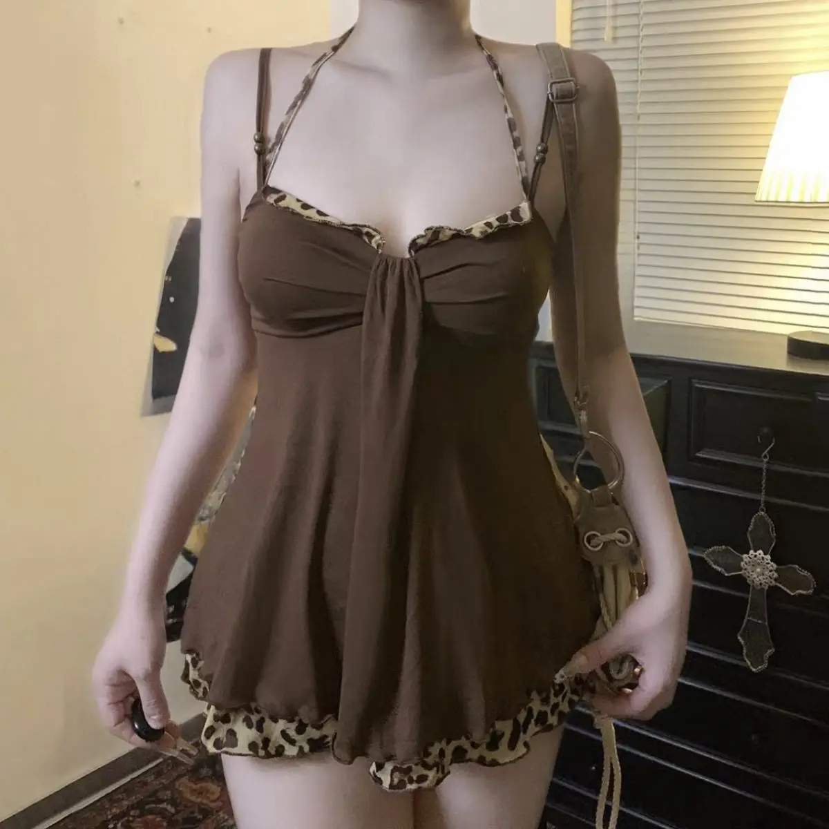Leicht pralles Mädchen in Übergröße, sexy und modisches Neckholder-Top. Ein heißes Mädchen mit rückenfreiem Patchwork-Schlankheitsoberteil mit Leopardenmuster
