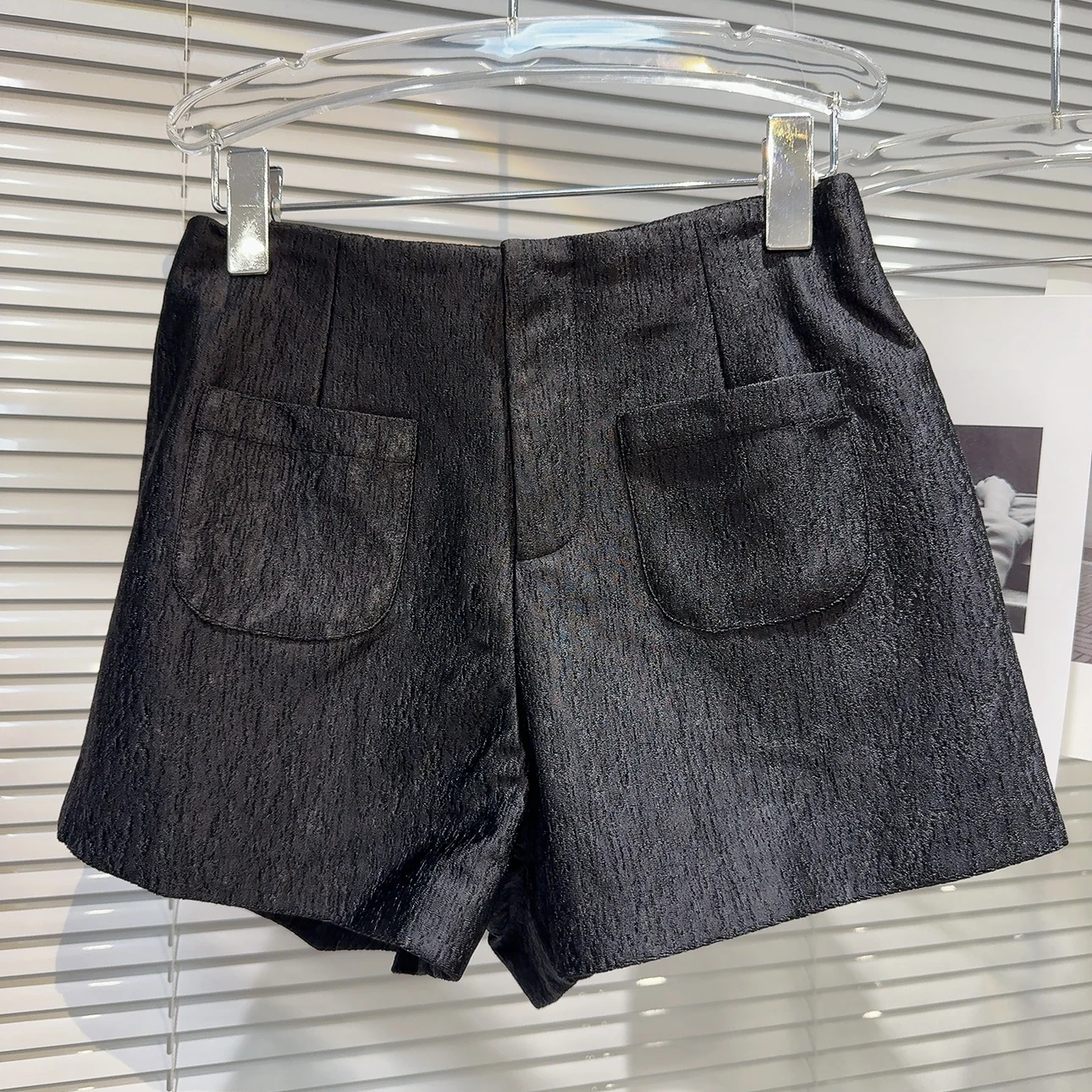 بنطلون نسائي عصري لربيع 2026 بلون واحد، بنطلون كاجوال قصير بجيوب ونسيج مميز، تصميم بسيط بطول ثلاثة أرباع