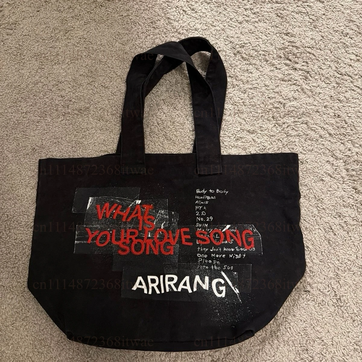 Image of Schwarz-Rot Bedruckte Canvas-Einkaufstasche mit Großer Kapazität, Arirang 2026 Buchstabenmuster Schultertasche, Lässige Alltagstasche