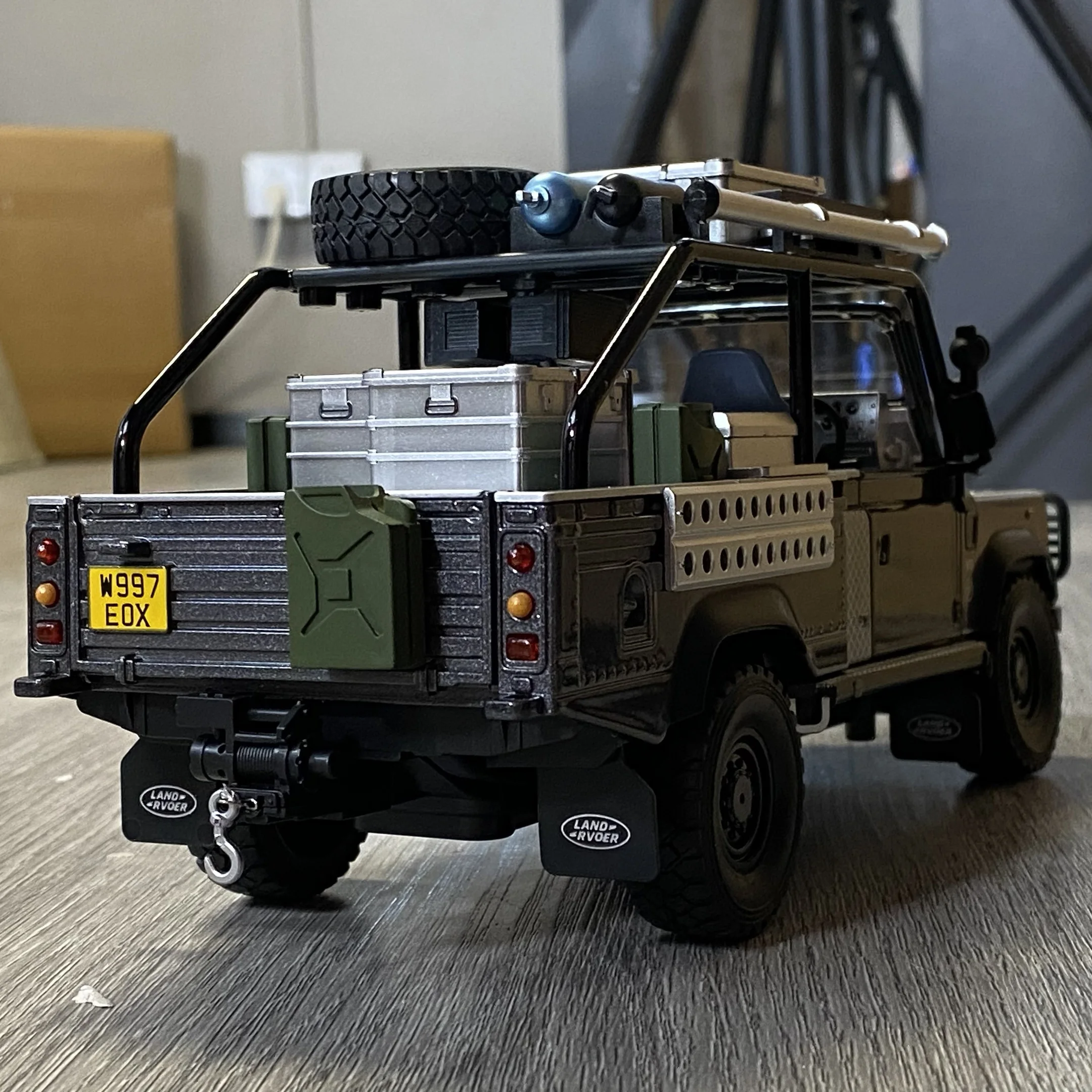 1:24 Land Rover Defender 90 Tomb Raider Camel Trophy Gulf Oil Off