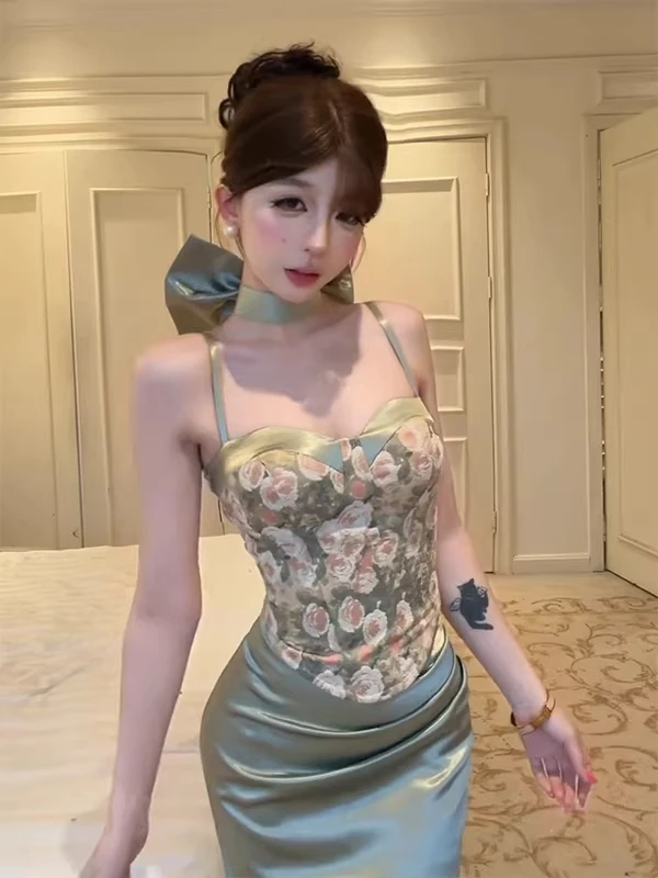 

Сексуальный комплект из укороченного топа с цветочным принтом и юбки-рыбки с высокой талией для женщин: модный весенний наряд в стиле Pure Desire