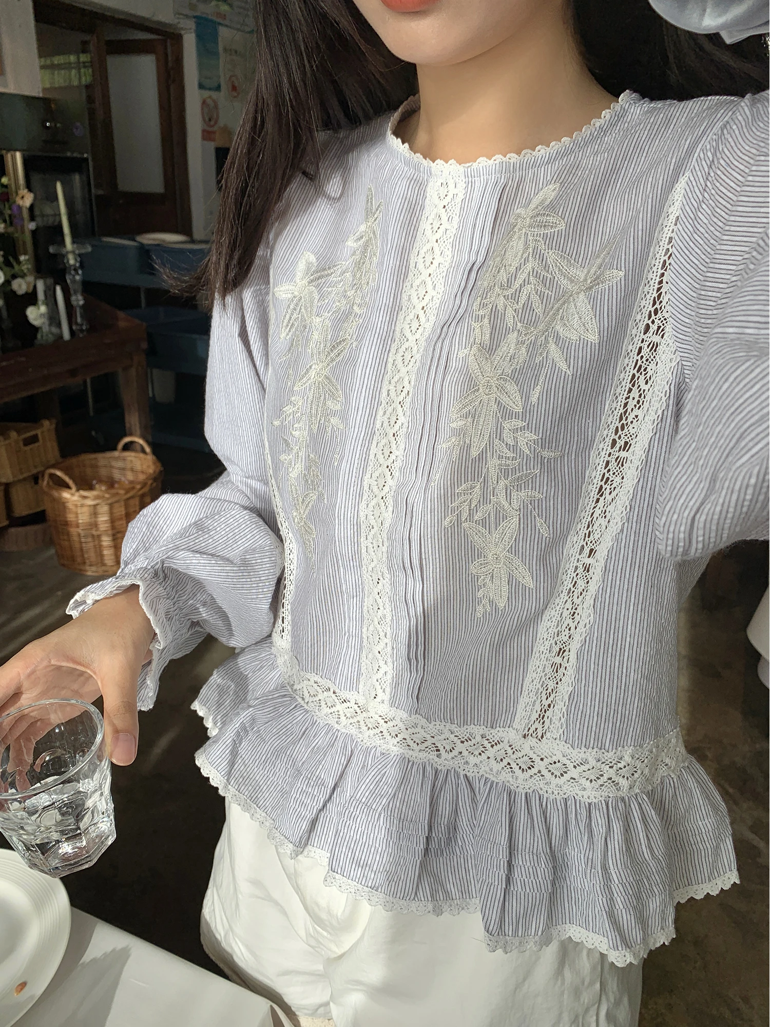 

Женский топ Vanwenwen Southern France Blue Stripe Bubble Sve с мягким воротником с рюшами и круглым вырезом, весенний сезон