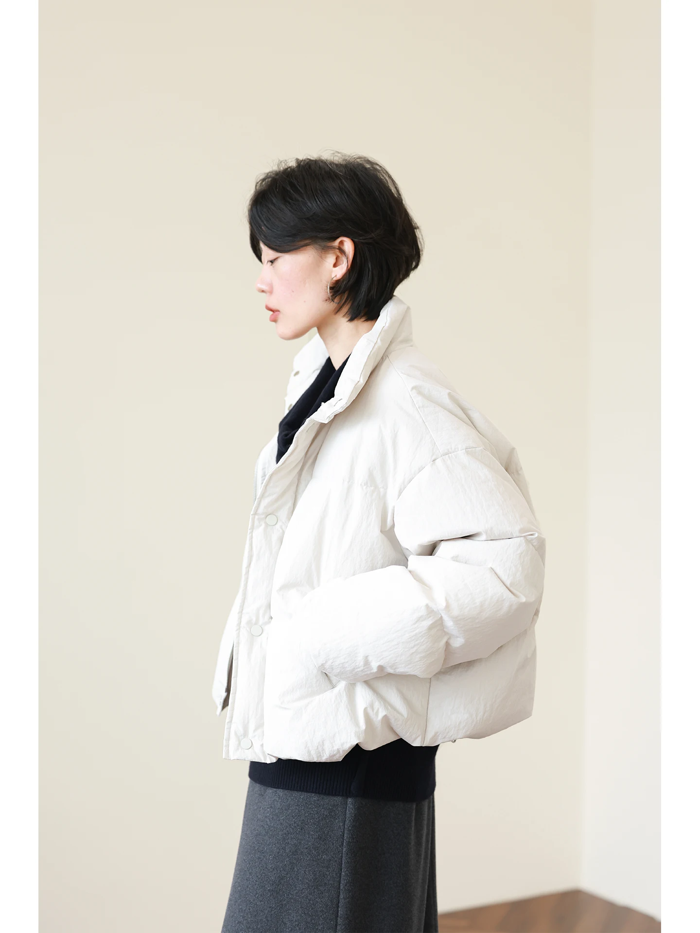 เสื้อโค้ทผ้าฝ้ายคอตั้งแบบเรียบง่ายสำหรับผู้หญิง รุ่นใหม่สำหรับฤดูหนาว ขนาดเล็ก สีขาว 90 ชิ้น