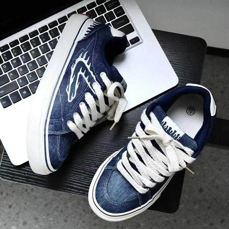 

Новые модные повседневные спортивные дышащие кеды 2026 года с толстой подошвой, уникальным дизайном и качественным холщовым верхом, низкие.