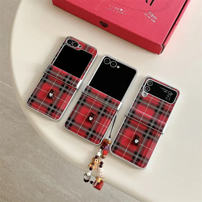 

Vintage red checkered teddy bear for Samsung Galaxy Z Flip 7 6 5 4 Protective Back Cover for ZFlip5 ZFlip6 ZFlip7 Case Shell
