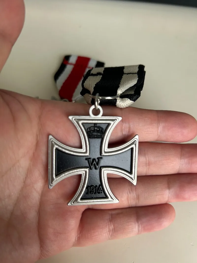 1914 Germany Iron Cross Medal Replica Collectible Military Commemorative Badge Pin Brooch for History Enthusiasts Collection