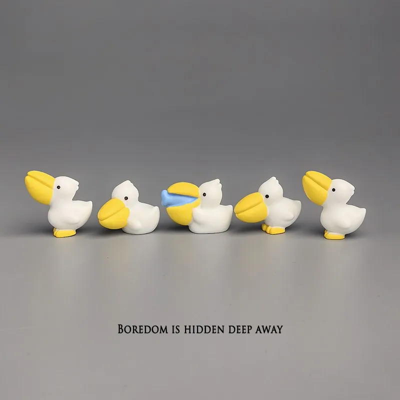 

I'm bored, put a bunch of pelicans, cures, computer desktops, Japanese-style workstations, and desk small ornaments.