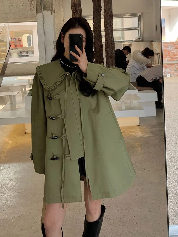 Modny płaszcz trencz na wiosnę i jesień 2025 dla kobiet o niskiej statura, w stylu koreańskim, luźny, casualowy płaszcz z guzikami z rogu, wykończeniem z koronki, długość midi.
