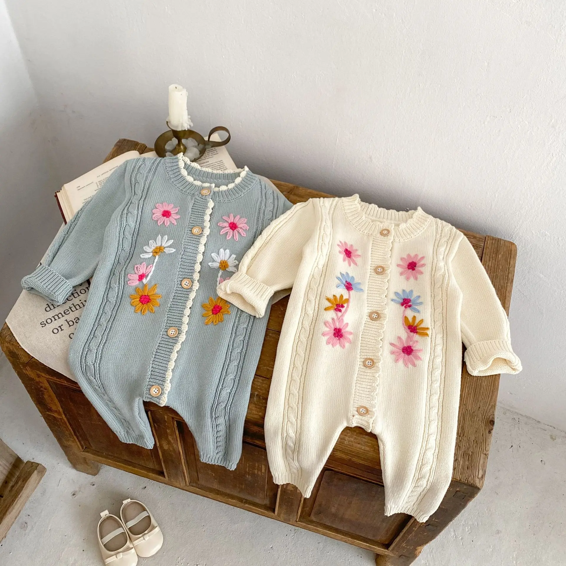 

Rompers Spring Season Children Baby Manual Embroidery Knitting Long Baby Clothing Striped Round Collar Button 2024