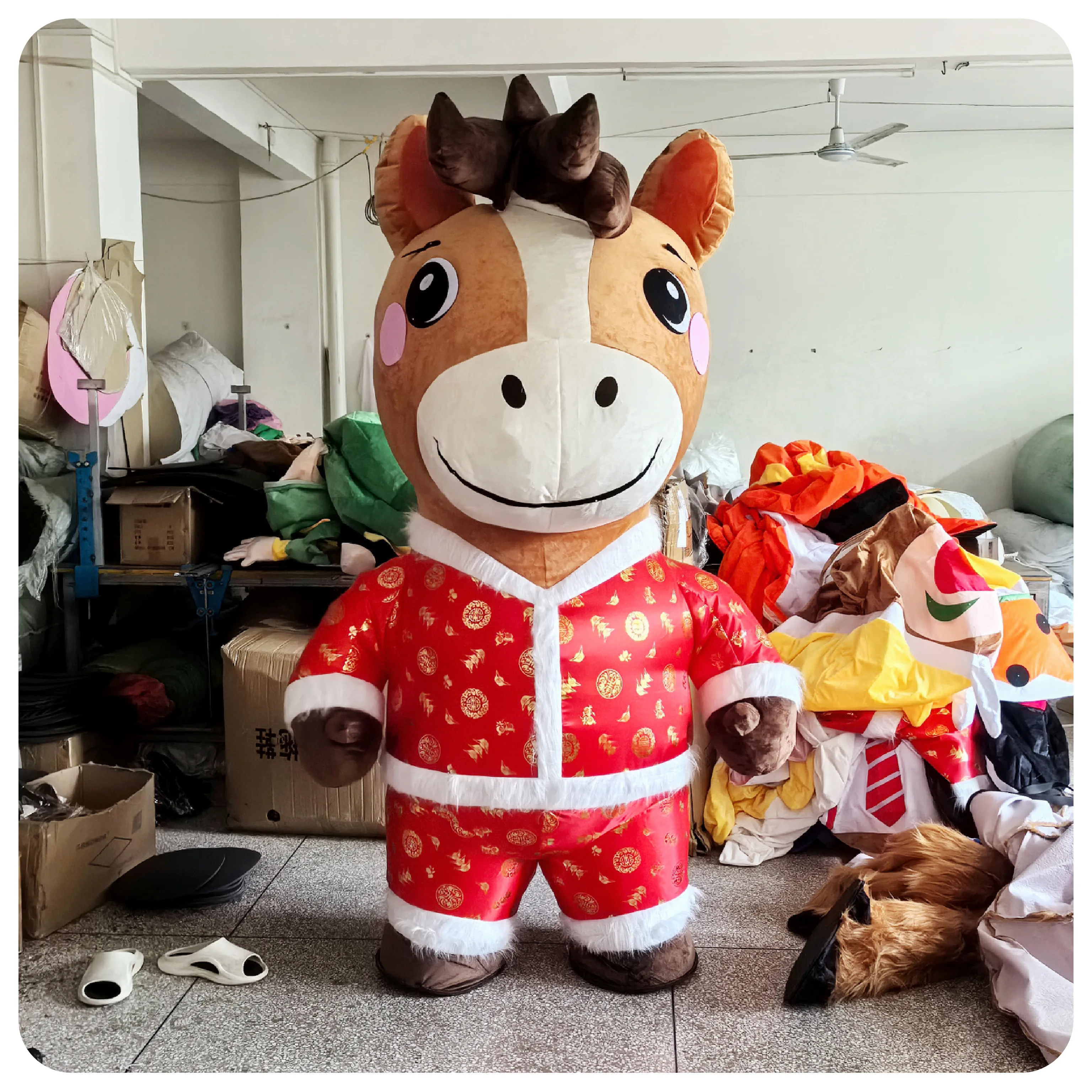 Riesiges aufblasbares Pferd Maskottchen Kostüm Erwachsene Cartoon Neujahr Kleidung Halloween Karneval Tier Cosplay Party Keine Batterie