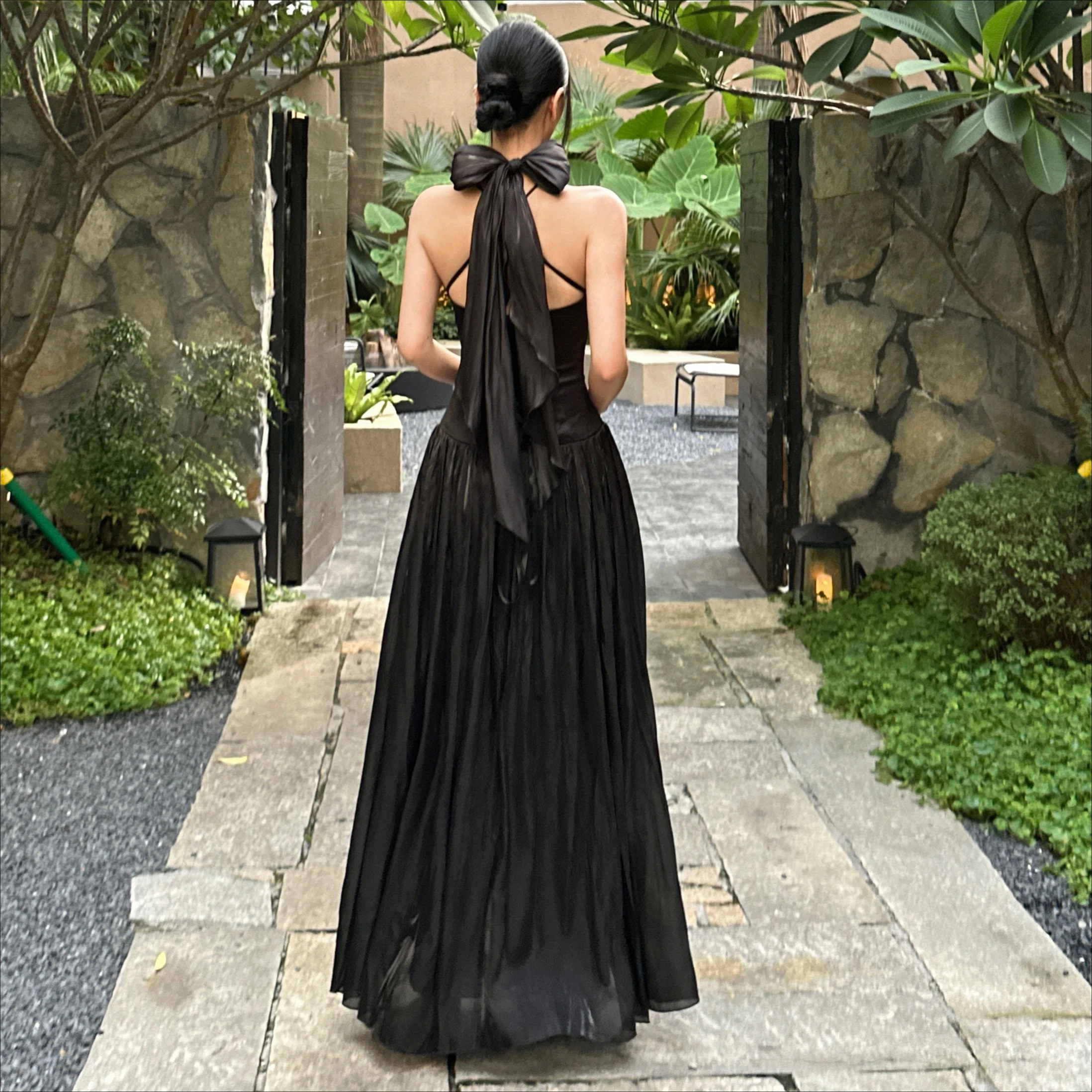 Sukienka halter z błyszczącymi zdobieniami, damska, bez rękawów, letnia, na wakacje, na imprezę, z wysoką talią, elegancka, dopasowana sukienka bodycon, elegancka odzież damska z wysoką talią.