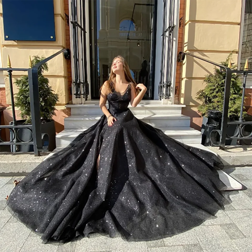 ชุดแต่งงานทรงเอไลน์แบบสั่งตัดประดับเลื่อมวิบวับ คอวี แขนกุด เปิดหลัง กระโปรงยาวแบบทูลล์ สำหรับผู้หญิง ปี 2025