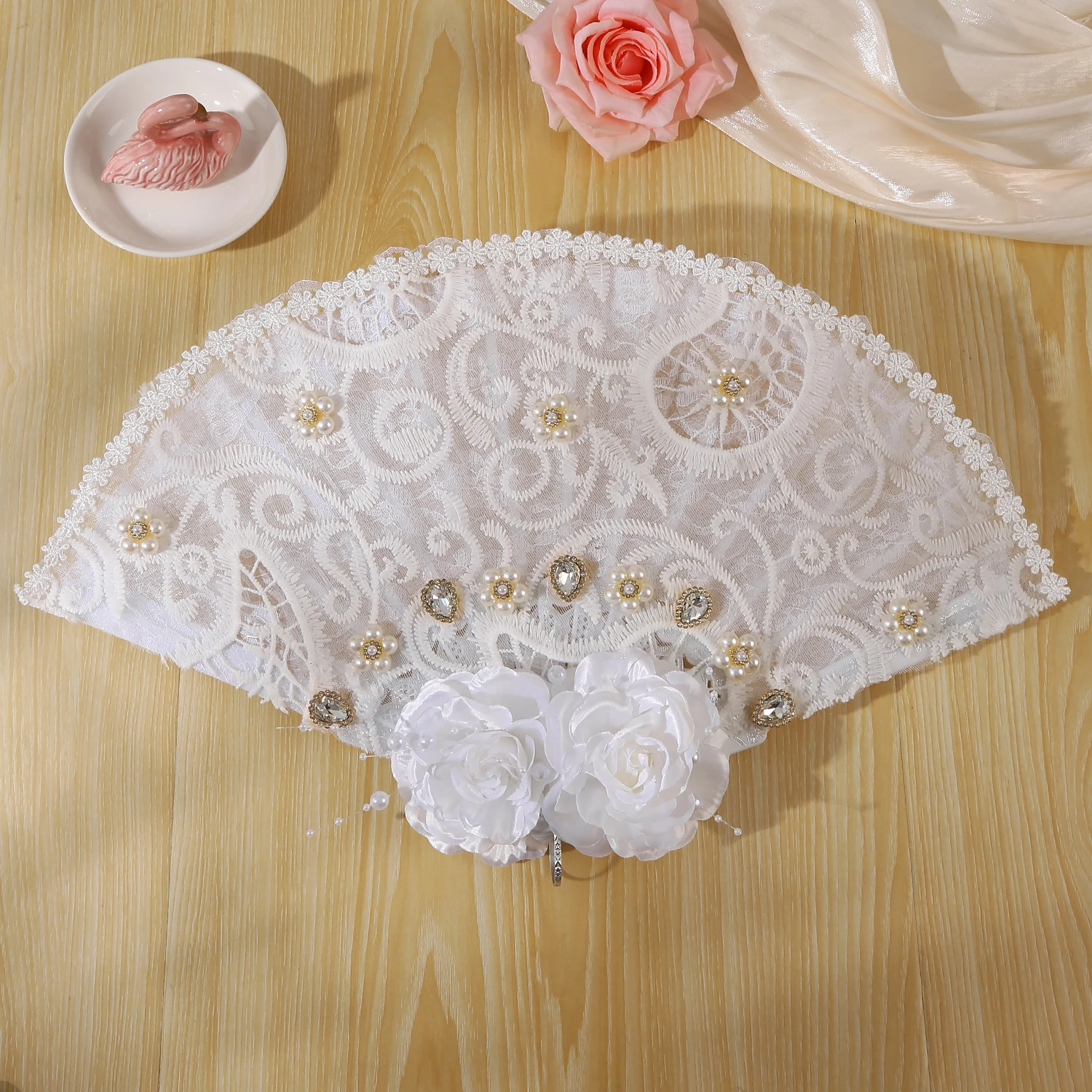 A Wedding Decoration Fan, Snow White Art Flower Decoration Wedding Supplies, Suitable for Bridal Engagement and Wedding Season,