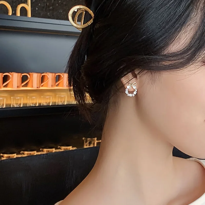 Hollow Out Round Rhinestones Bow Stud Earrings for Women Temperament Fashion Imitation Pearl Ear Studs Party Wedding Jewely K1 Image 2