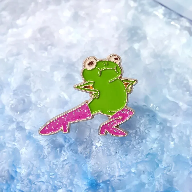 Fabuloso Pin de Esmalte de Rana con Botas Brillantes, Broche de Solapa de Animal de Dibujos Animados, Accesorio de Moda, Joyería
