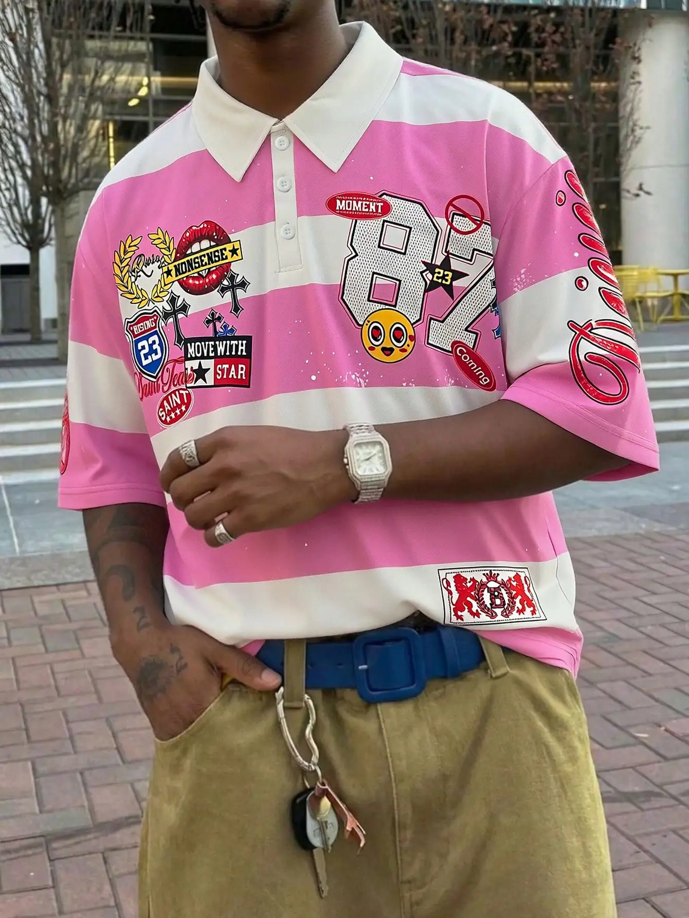Sommerliches, lässiges, grafisch bedrucktes, pinkes Herren-Langarmshirt mit Preppy-Streifen und Polokragen, lässiges College-Style-Oberteil – Detail 6